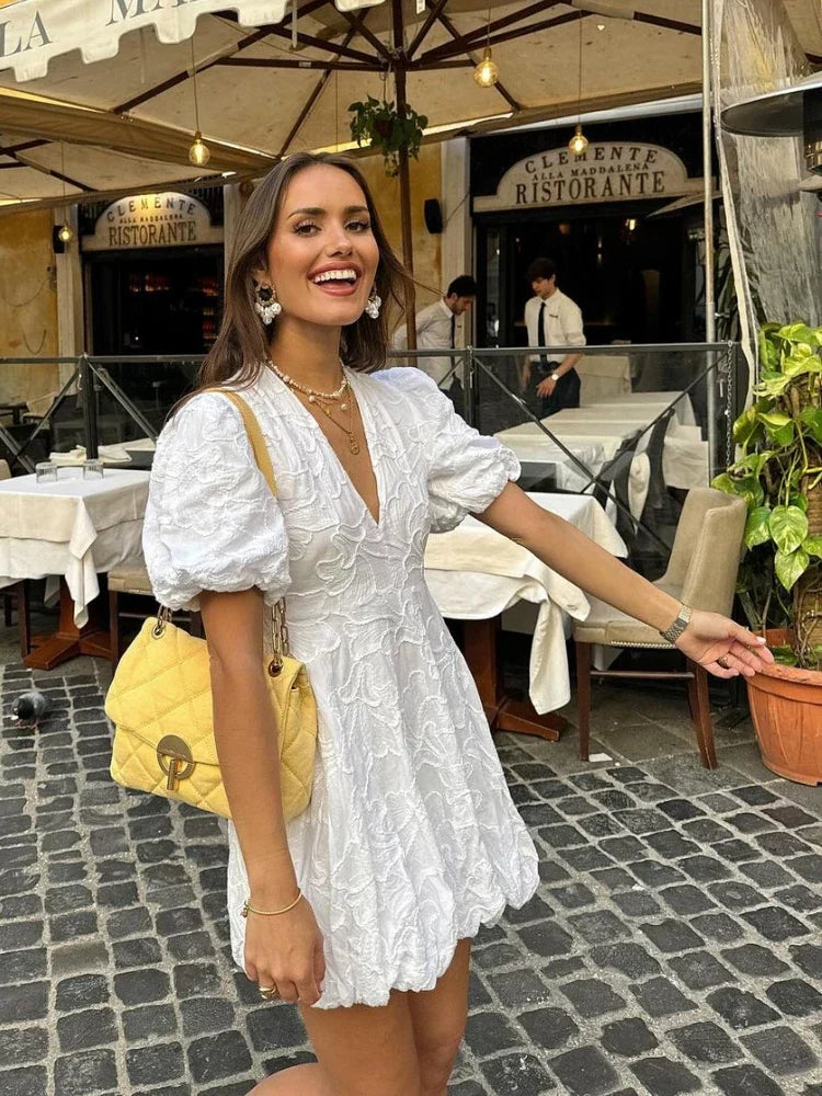Biała sukienka boho z haftowanymi falbankami