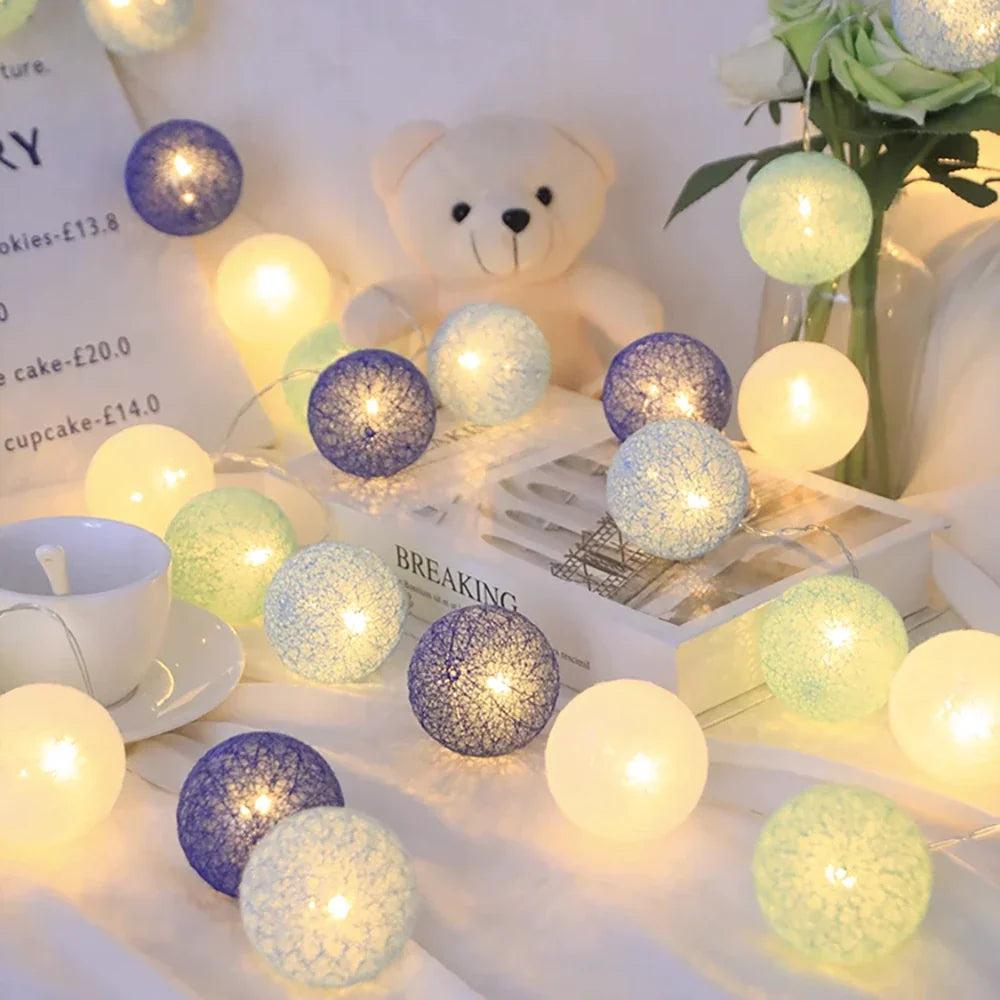 Girlanda Świetlna LED Cotton Balls - Sznur Lampek do Sypialni i Pokoju Dziecka | Przytulne Oświetlenie Dekoracyjne na Baterie i USB