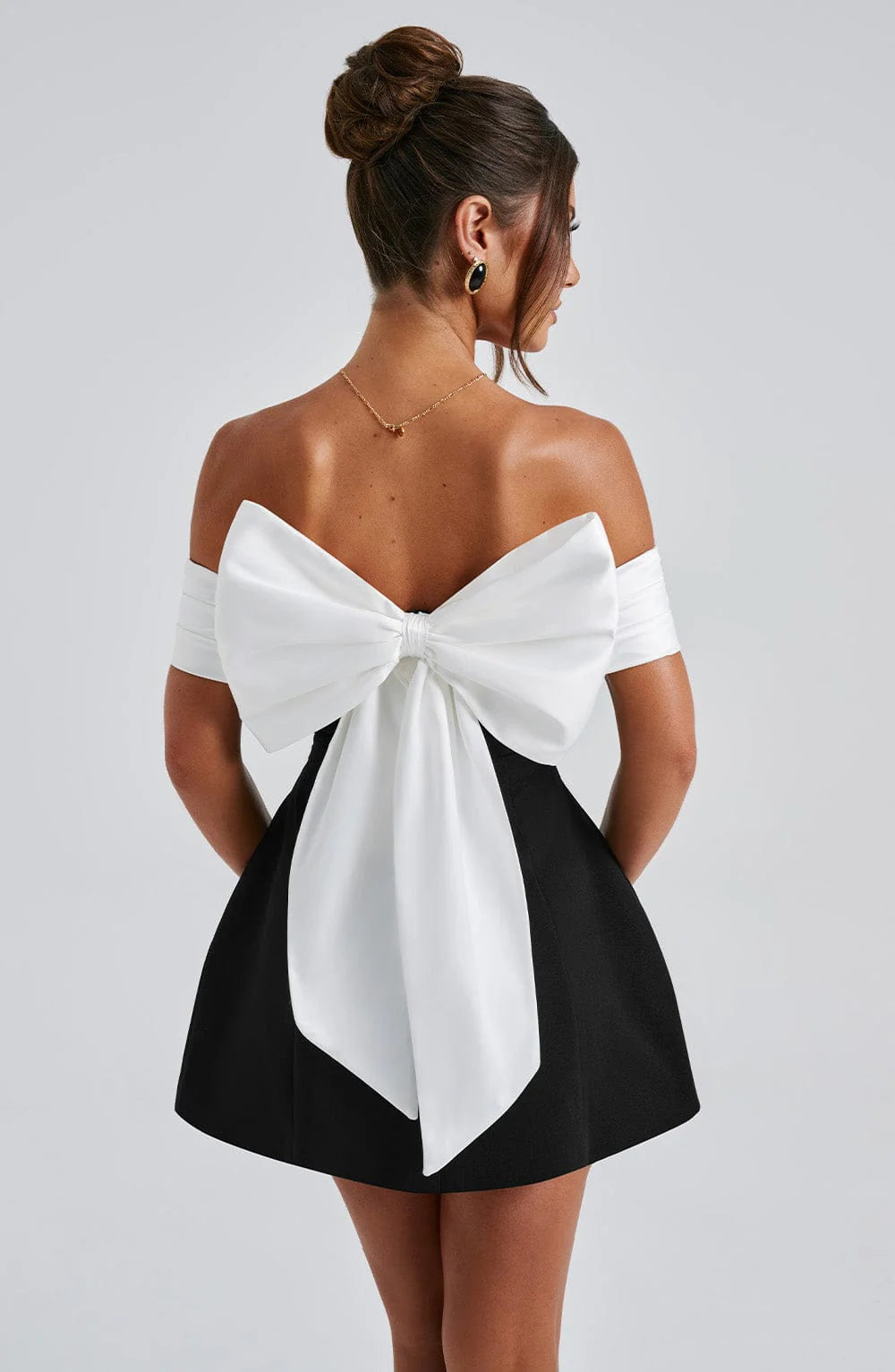 Noir Bloom | Bardot neckline mini sukienka 1