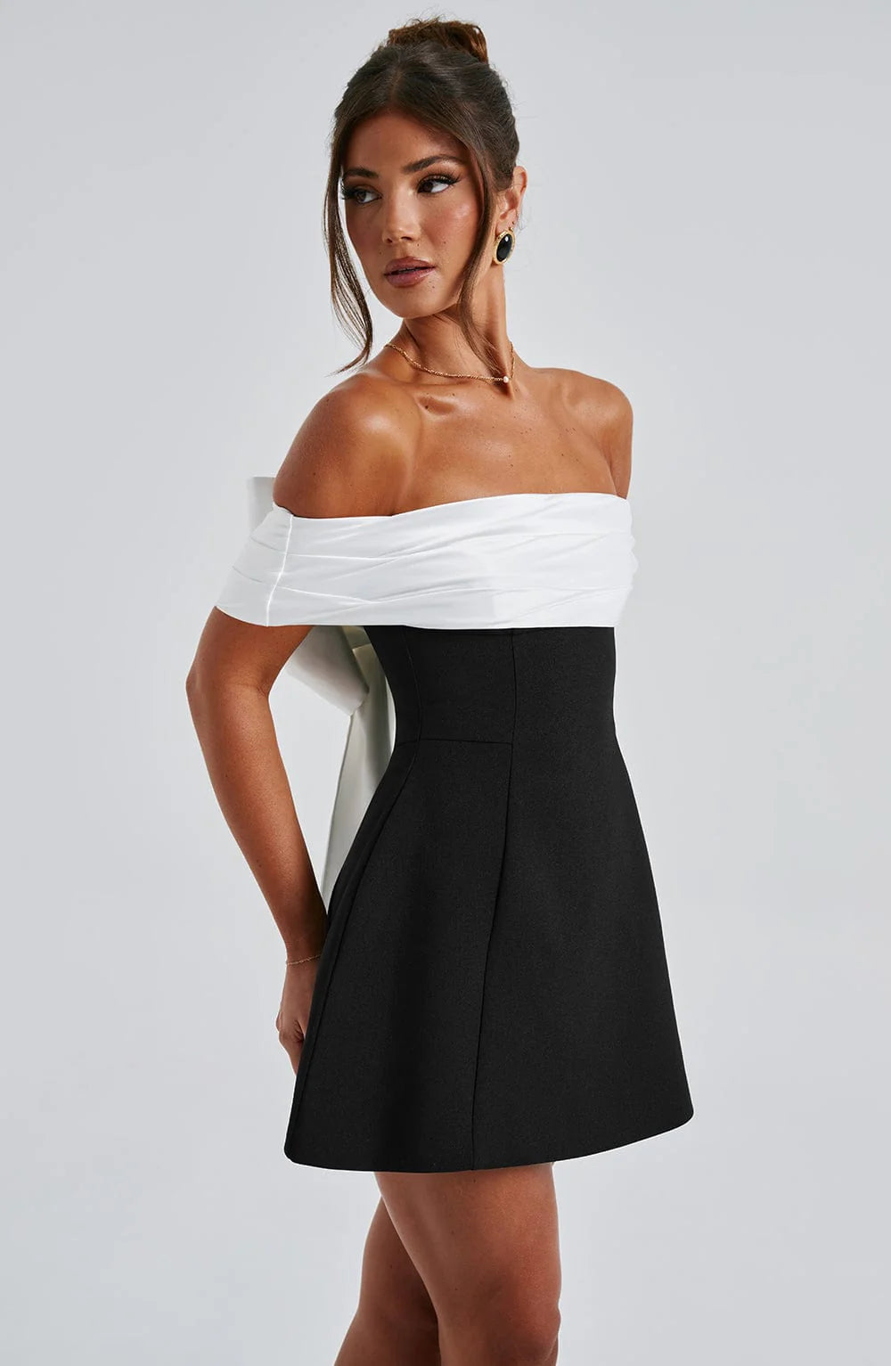Noir Bloom | Bardot neckline mini sukienka 4