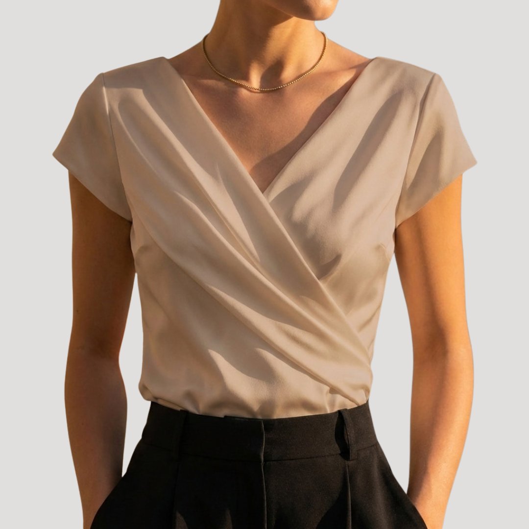 Kopertowy top damski z dekoltem V i krótkim rękawem, drapowany, elegancki pod marynarkę - Khaki